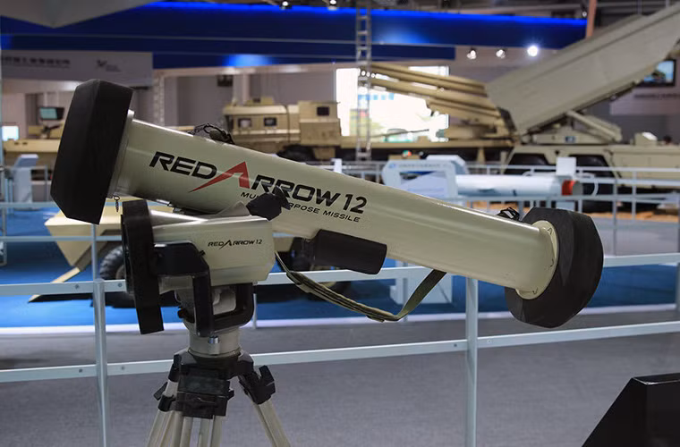 Mới đây, tại triển lãm Chu Hải, NORINCO cũng lần đầu công bố HJ-12 trước công chúng cũng như chào hàng các bạn hàng thế giới. Cấu tạo của HJ-12 tương tự như Javelin (Mỹ), Spike (Israel) với máy ngắm ảnh nhiệt, ống phóng chứa đạn tên lửa (cấu tạo giống hệt Javelin), tổng trọng lượng khoảng 22kg.