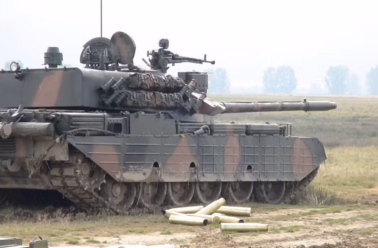 Vũ khí phụ bao gồm một súng máy hạng nặng 12,7mm, súng máy đồng trục 7,62mm. TR-85M1 được trang bị máy tính đường đạn Ciclop-M - một loại máy tính điều khiển hỏa lực thế hệ 3. Ngoài ra, pháo chính còn được trang bị hệ thống ổn định 2 trục giúp cải thiện độ chính xác khi bắn và giảm thời gian khóa mục tiêu.