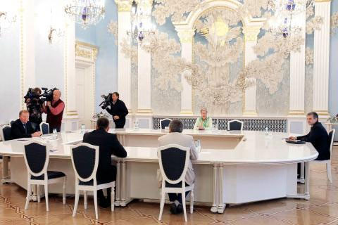 Dại diện Nga, Ukraine và OSCE xuất hiện trong một cuộc họp của Nhóm Tiếp xúc.