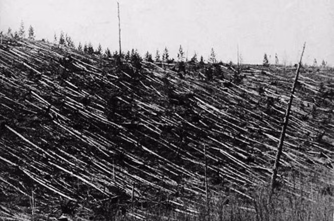 Khoảng 7h15 sáng ngày 30/6/1908, những người Tungus bản địa và người định cư Nga trên những quả đồi phía tây bắc hồ Baikal, gần sông Podkamennaya Tunguska, Siberia, quan sát thấy một cột ánh sáng xanh di chuyển ngang bầu trời. Khoảng 10 phút sau, vụ nổ lớn vang lên với âm thanh ngày càng lan rộng. Những nhân chứng nói rằng nguồn âm thanh di chuyển mỗi khi gặp chướng ngại, từ đông sang bắc. Tiếp sau âm thanh là một đợt sóng chấn động hất ngã mọi người và đập vỡ cửa sổ ở khoảng cách hàng trăm dặm. Khởi nguồn của sự kiện có thể xuất phát từ vụ nổ trên không của một tiểu hành tinh hay sao chổi từ khoảng cách 5 đến 10 km trên bề mặt trái đất. Năng lượng của vụ nổ sau này được ước tính trong khoảng 10 đến 20 megaton TNT, tương đương với Castle Bravo, quả bom hạt nhân mạnh nhất do Mỹ chế tạo. Vụ nổ đã đốn ngã khoảng 60 triệu cây trên diện tích 2.150 km2. Ảnh: blogspot.