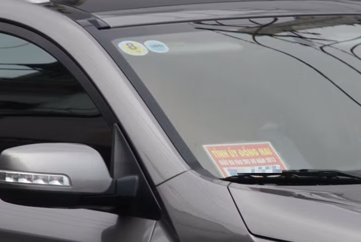 Rất nhiều xe mang biển số cá nhân được cấp giấy ra vào trụ sở tỉnh ủy Đồng Nai hoặc trụ sở khối nhà nước tỉnh...