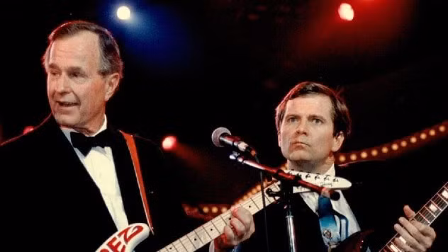 3. Lee Atwater được gọi với biệt danh là bố già của các trò bẩn thỉu. Chiến thuật vận động tranh cử của Atwater dành cho các ứng viên của đảng Cộng hòa được chứng minh trong cuộc bầu cử quốc hội năm 1980. Lần đó, ông làm cố vấn cho ứng viên Floyd Spence trong cuộc đối đầu với Tom Turnipseed của đảng Dân chủ. Atwater tung tin đồn rằng, Turnipseed từng bị mắc bệnh tâm thần từ thời niên thiếu. Trên thực tế, ông Tom không hề bị điên, mà chỉ mắc chứng bệnh suy nhược thần kinh. Kết quả là, Tom Turnipseed thua cuộc.