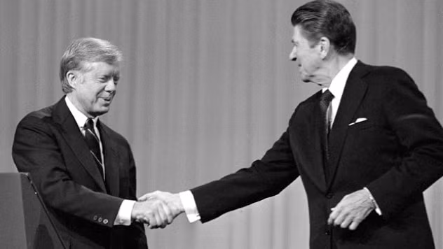 7. Vào năm 1980, Tổng thống Jimmy Carter quyết định tái tranh cử. Đối thủ trong cuộc đấu giành ghế tổng thống của ông là Thống đốc bang California Ronald Reagan. Trong khi đội ngũ phụ tá của ông Carter gấp rút chuẩn bị, họ đã nhận được một tin sốc.