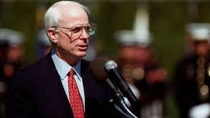 2. Vào đầu năm 2000, cuộc đua chọn ra ứng cử viên Tổng thống của đảng Cộng hòa đang trong giai đoạn ráo riết giữa Thống đốc tiểu bang Texas George W. Bush và Thượng nghị sĩ Arizona John McCain. Ông McCain đã đánh bại Bush với 19 điểm trong cuộc đua ở khu vực New Hampshire. Còn trong cuộc vận động tranh cử ở Nam Carolina, nếu ứng viên Bush thua ở đây, điều đó cũng đồng nghĩa với việc mất quyền trở thành người đại diện đảng Cộng Hòa tham gia bầu cử Tổng thống.