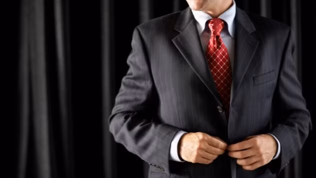 9. Cuộc ganh đua giữa George W.Bush (đảng Cộng hòa) và Al Gore (đảng Dân chủ) năm 2000 là một trong những hy hữu tranh cử tổng thống. Một ngày trước khi diễn ra ngày tổng bầu cử, cả hai ứng viên đều không giành được 270 phiếu cử tri đoàn, điều kiện đủ để giành chiến thắng chung cuộc. Kết thúc ngày bầu cử 7/11/2000, những bất ngờ liên tục xảy ra trong cuộc kiểm phiếu ở bang Florida. Sau 3 lần đính chính kết quả kiểm phiếu, cuối cùng tin chính thức được thông báo là, ông Bush nhiều hơn ông Gore 537 phiếu, tỷ lệ cách biệt chỉ là 0,0009%.