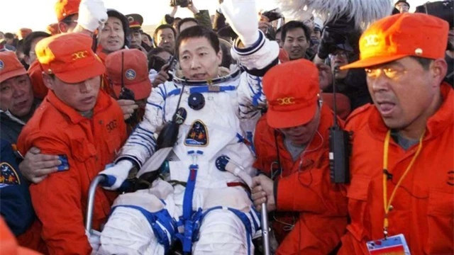 Tieng go cua than bi ngoai vu tru khien phi hanh gia ron gay-Hinh-2