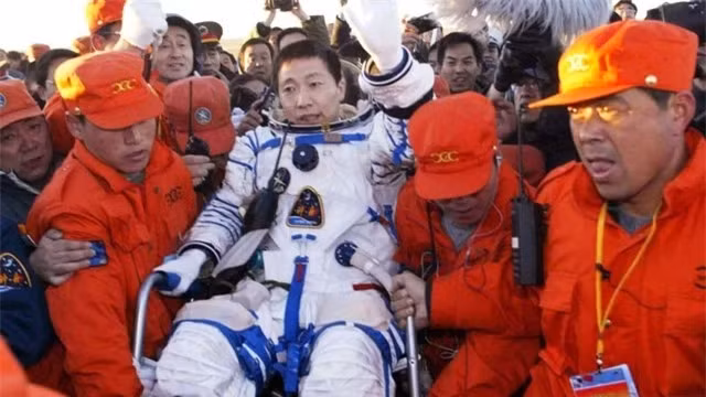 Tieng go cua than bi ngoai vu tru khien phi hanh gia ron gay-Hinh-2