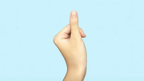  Ngón tay cái to, tròn và đầy đặn: Phụ nữ có ngón tay cái to, tròn và đầy đặn thường rất thông minh, nhanh nhẹn, tư duy logic và có chí làm giàu. Nhược điểm của họ là nóng tính, dễ bị các yếu tố ngoại cảnh tác động. Nếu khắc phục được điểm này, họ nhất định sẽ gặt hái được nhiều thành công trong sự nghiệp. Từ đó, cuộc sống sẽ giàu sang, phú quý.