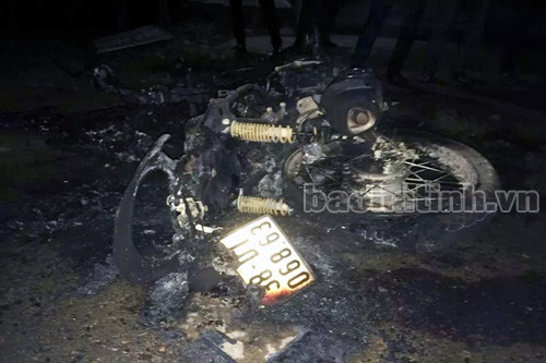 Chiếc xe máy trơ khung, nạn nhân bị bỏng nặng. Chiếc xe máy trơ khung, nạn nhân bị bỏng nặng.