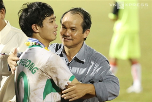 Trước những nghi án về việc Công Phượng gian lận tuổi, Bầu Đức, ông chủ Học viện HAGL Arsenal JMG lúc đầu chia sẻ với báo chí là không mấy bận tâm. Ông nói: "Tôi chỉ mới nghe qua thông tin này nhưng không quan tâm. Ai nghi ngờ cứ về quê của Công Phượng mà xác minh".