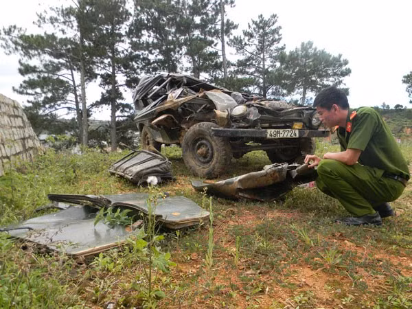 2. Tai nạn thảm khốc ở Lâm Đồng, 4 người chết. Sáng 1/11, anh Lơ Mu Ha Sinh lái xe Uoat chở theo 7 người vào rẫy hái cà phê tại thôn Đạ Nghịt, xã Lát, huyện Lạc Dương, Lâm Đồng. Chiều tối cùng ngày, lúc trở về nhà, xe đang đổ dốc thì bất ngờ đứt phanh, chiếc xe Uoat lao tự do xuống vực sâu. Hậu quả là 4 người gồm Trương Văn Hoành, Trương Xuân Sinh, Trương Thị Lý và Lơ Mu Ha Mich tử vong vì bị xe cán qua người.
