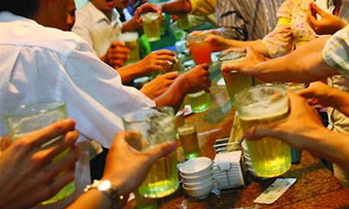 Cán bộ, công chức không được uống rượu bia vào buổi trưa các ngày làm việc.