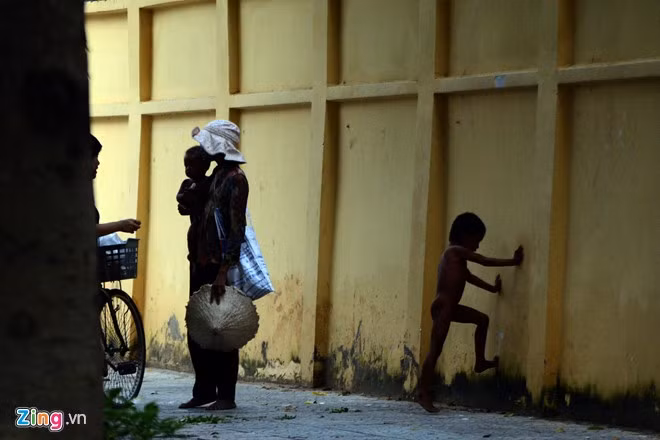 Những đứa trẻ đen nhẻm, không được mặc quần áo để đánh vào lòng thương của người đi đường.