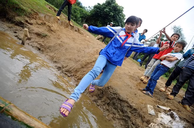 Cứ thế, những chuyến đò chở học sinh đi học hàng ngày với 3 buổi sáng, trưa, chiều đều đặn đã giúp cho bao thế hệ học sinh có được cơ hội học tập, vượt khó.