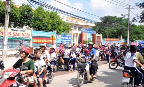 10. Nữ giáo viên tự tử trước phòng hiệu trưởng vì mâu thuẫn dai dẳng. Khoảng 15h chiều 27/10, cô Hồ Thị Bích Quyền (26 tuổi, ngụ TP HCM), là giáo viên của Trường tiểu học Trung An (xã Trung An, huyện Củ Chi, TP HCM) đến trước cửa phòng hiệu trưởng trường này rồi uống thuốc diệt cỏ tự tử. Nhiều giáo viên phát hiện vụ việc đã tri hô và đưa cô Quyền đi cấp cứu.