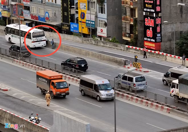 Theo thượng úy Đào Tiến Hoàng (Đội CSGT số 7), nhiều xe khách, xe đưa đón nhân viên hoặc xe con thản nhiên trả khách ở trên cầu. Có tài xế còn trả khách ở đoạn xa vị trí của CSGT khiến lực lượng này không thể xử lý kịp.