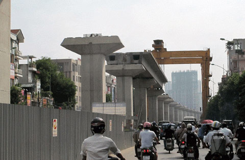 Ngoài những vụ lùm xùm trên, dự án đường sắt trên cao này còn bị chậm tiến độ. Cụ thể, hồi cuối tháng 7/2014, ông Nguyễn Mạnh Hùng, Giám đốc Ban quản lý dự án đường sắt, Cục Đường sắt VN (Bộ GTVT) cho biết, về tiến độ thi công, tất cả các hạng mục của dự án đường sắt trên cao Cát Linh – Hà Đông đều chậm so với tiến độ vài ba tháng, thậm chí có hạng mục còn chậm hơn nhiều.