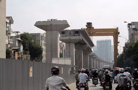 Ngoài những vụ lùm xùm trên, dự án đường sắt trên cao này còn bị chậm tiến độ. Cụ thể, hồi cuối tháng 7/2014, ông Nguyễn Mạnh Hùng, Giám đốc Ban quản lý dự án đường sắt, Cục Đường sắt VN (Bộ GTVT) cho biết, về tiến độ thi công, tất cả các hạng mục của dự án đường sắt trên cao Cát Linh – Hà Đông đều chậm so với tiến độ vài ba tháng, thậm chí có hạng mục còn chậm hơn nhiều.