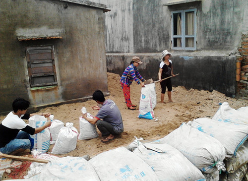 Người dân ven biển Phú Yên đang hối hả làm bao cát để dựng tường chắn sóng, đối phó với triều cường và sóng lớn.