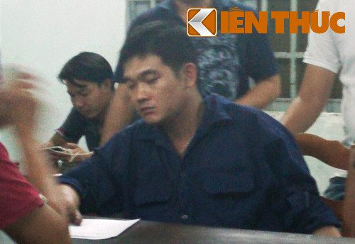 Tai cơ quan công an, bước đầu Tú khai do cãi vã với chị Bưởi nên đã lấy một cây sắt (loại phi 21) đánh 3 nhát vào đầu khiến chị gục chết tại chỗ. Tuy nhiên, tên Tú không nhận đã đốt xác nạn nhân, mà vì sợ hãi nên ném vội tàn thuốc lá vào khiến xác nạn nhân bốc cháy.