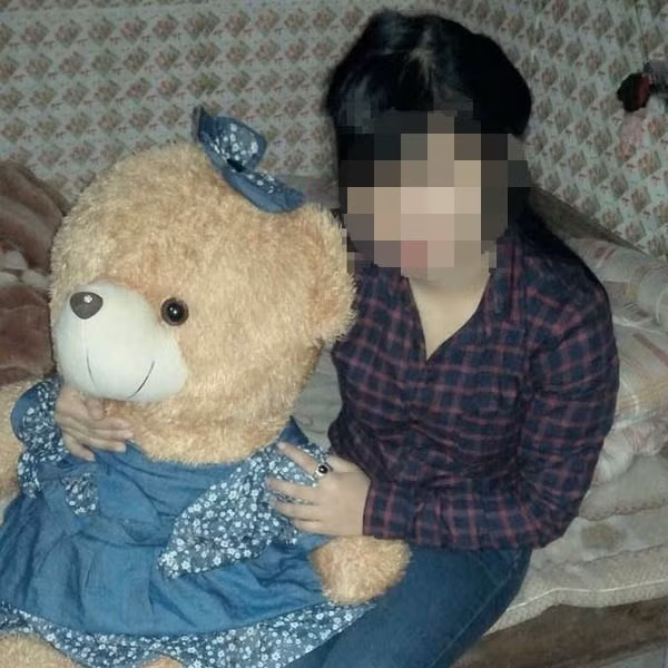 Nguyên nhân ban đầu được xác định là do hai người có quan hệ tình cảm nhưng không được suôn sẻ nên đã cùng nhau tự tử. Tuy nhiên, bạn bè của nữ sinh B. cho biết, B. đã sốc khi biết người yêu có vợ con và đòi chia tay nhưng bị anh này từ chối, đe dọa. Bố mẹ B. cũng nghi ngờ B. có thể bị người yêu ép tự tử cùng.