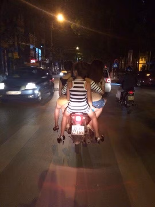 Không chỉ đứng mà họ còn có kiểu ngồi ké hai bên đùi của lái xe.