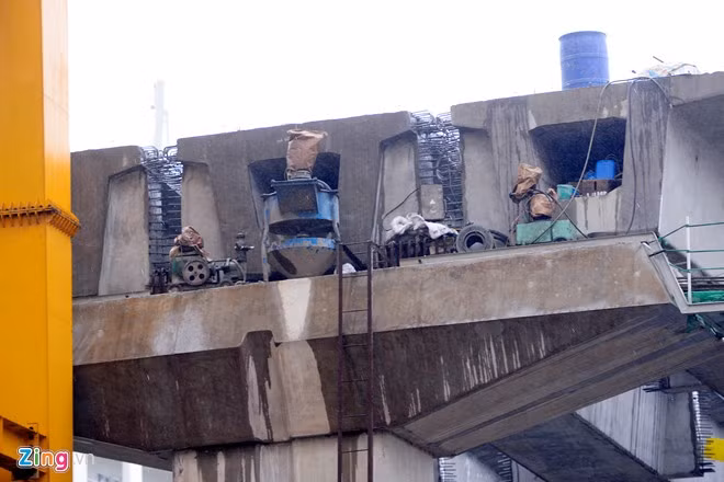Những pha trộn bê tông đặt chênh vênh trên trụ bê tông, rất dễ xảy ra nguy cơ rơi nguyên vật liệu xuống đường.
