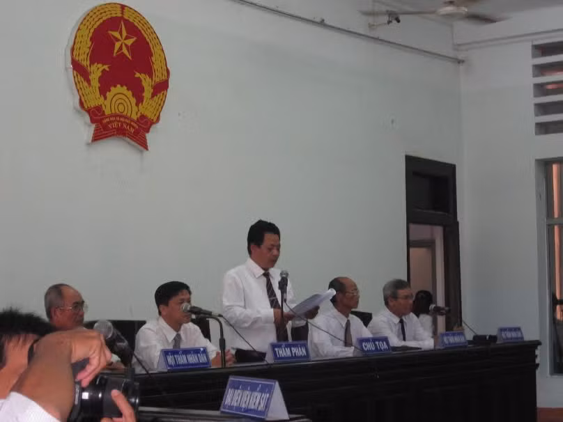 Chủ tọa phiên tòa công bố bản án.