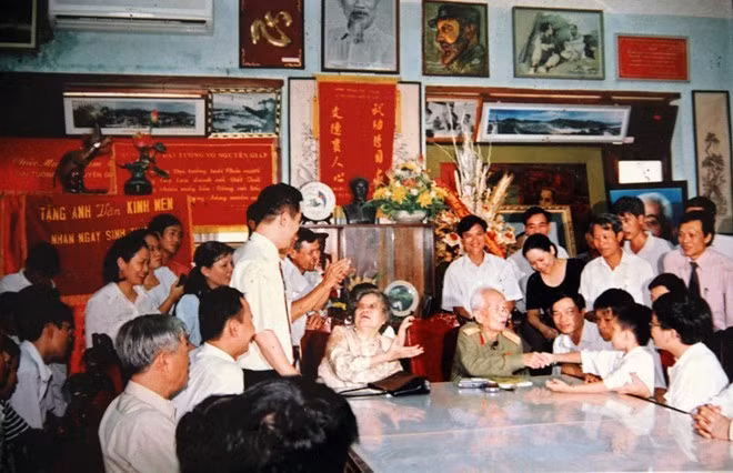 Một trong những bức ảnh quý giá ông lưu lại về cuộc gặp của Hoàng Thân và Đại tướng. Ảnh chụp từ album gia đình.