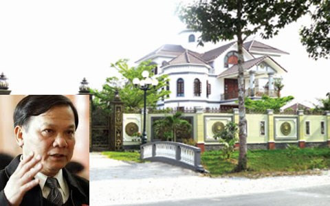 Ông Trần Văn Truyền và căn biệt thự to lớn của gia đình.