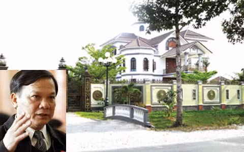 Ông Trần Văn Truyền và căn biệt thự to lớn của gia đình.