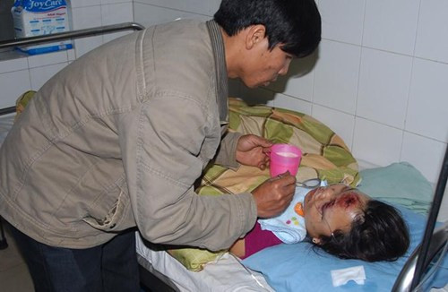 3 người còn lại đều bị chấn thương, trong đó 2 người bị thương rất nặng, gãy nát xương đùi, xương quai hàm, má… Phần lớn các nạn nhân của vụ tai nạn thảm khốc này mới từ xã Hạ Trung, huyện Bá Thước, tỉnh Thanh Hóa vào làm thuê tại xã Lát, huyện Lạc Dương được một tháng qua. Các nạn nhân đều có quan hệ anh em, họ hàng.