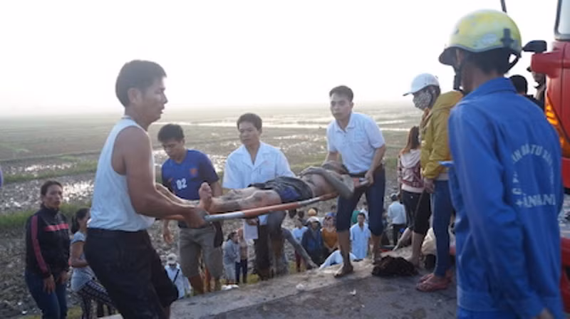 Riêng tài xế tên Cảnh chỉ bị thương nhẹ ở cánh tay. Tại cơ quan điều tra, Cảnh đã thừa nhận rằng trong lúc lái xe tài xế này đã ngủ gật khiến xe mất lái và lao xuống ruộng bùn cách đó khoảng 30 m. Công an huyện Nghi Lộc, Nghệ An đã quyết định tạm giữ hình sự để phục vụ điều tra đối với tài xế Nguyễn Văn Cảnh (SN 1984).