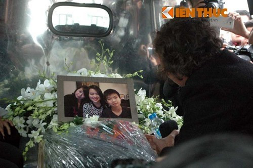 Đứng trang nghiêm trước xe chở hài cốt con gái và hai cháu ngoại, bố chị Minh chia sẻ, gia đình dẫu đau đớn khôn nguôi nhưng cũng đã thỏa nguyện. Sau nhiều tháng mòn mỏi đợi chờ, gia đình sẽ đưa hài cốt 3 mẹ con chị Minh về nhà tang lễ Phùng Hưng và tổ chức an táng vào ngày 17/11.