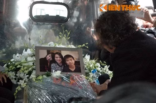 Đứng trang nghiêm trước xe chở hài cốt con gái và hai cháu ngoại, bố chị Minh chia sẻ, gia đình dẫu đau đớn khôn nguôi nhưng cũng đã thỏa nguyện. Sau nhiều tháng mòn mỏi đợi chờ, gia đình sẽ đưa hài cốt 3 mẹ con chị Minh về nhà tang lễ Phùng Hưng và tổ chức an táng vào ngày 17/11.