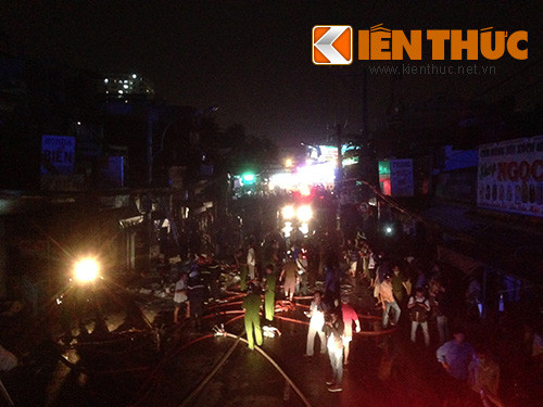 7. Cháy kinh hoàng tại TP HCM, người dân náo loạn.Lúc 18h ngày 6/11 tại đường Xô Viết Nghệ Tĩnh, phường 26, quận Bình Thạnh, TP HCM đã xảy ra 1 vụ cháy kinh hoàng làm nhiều căn nhà bị lửa thiêu rụi. Toàn bộ tuyến đường huyết mạch từ trung tâm TP HCM ra vùng ngoại thành bị phong tỏa để chữa cháy, nhiều tuyến đường xảy ra cảnh hỗn loạn, ùn tắc.