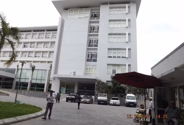 2. Nhảy từ tầng 6 bệnh viện tự tử nhưng vẫn sống. Vào bệnh viện thăm người nhà rồi xảy ra mâu thuẫn, chàng trai 19 tuổi đã nhảy từ tầng 6 bệnh viện xuống đất để tự tử nhưng rơi trúng xe cứu thương nên may mắn thoát chết. Vụ việc xảy ra vào tối 11/11/2014, tại Bệnh viện Quốc tế Huế. Nạn nhân là anh Nguyễn Hữu Tr. (19 tuổi, trú tại Lao Bảo, Hướng Hóa, Quảng Trị).