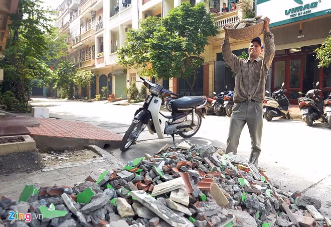 Công việc hàng ngày của anh Nguyễn Văn Hoàn. Anh tâm sự: "Suốt những năm cấp 1, cấp 2, Hoàn đều đạt danh hiệu học sinh giỏi, giành nhiều học bổng, giải cao cấp tỉnh, cháu lại thi đỗ vào 3 trường chuyên lớn, nên gia đình chúng tôi cố gắng nuôi con thành người".