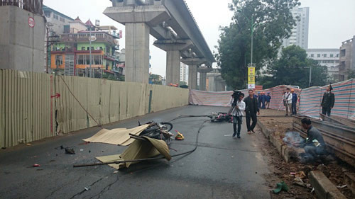 Hiện trường vụ thanh sắt rơi khiến một người chết, hai người bị thương.