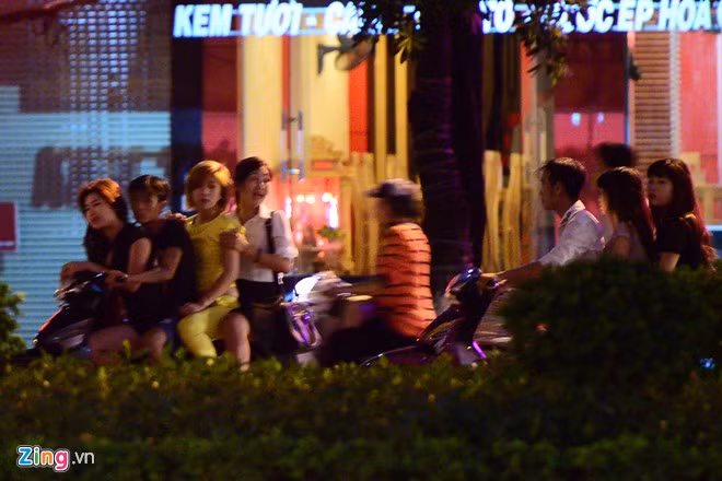 Các nhóm quái xế gồm hai đến 3 xe tụ tại một điểm nhất định trên lòng đường hoặc vỉa hè rồi cùng xuất phát. Điểm đến là các quán hát Karaoke, nhà nghỉ lớn nhỏ dọc các tuyến phố trên.