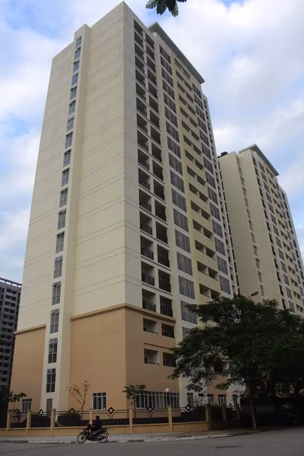 Khu nhà ở cho học sinh, sinh viên Pháp Vân - Tứ Hiệp nằm trong khu Đô thị mới Pháp Vân - Tứ Hiệp (thuộc quận Hoàng Mai - Hà Nội). Phía Bắc, phía Đông và phía Nam khu nhà ở cho sinh viên Pháp Vân - Tứ Hiệp giáp đường Đô thị mới Pháp Vân - Tứ Hiệp, phía Tây khu nhà ở giáp đường tránh quốc lộ 1A.