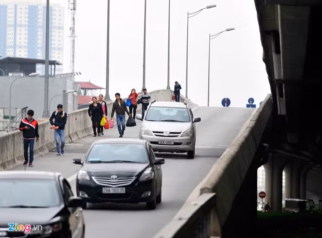 Tình trạng người đi bộ ở đường trên cao đã diễn ra từ nhiều tháng qua ở tuyến đường trên cao dài nhất Việt Nam và gây bức xúc cho các tài xế ôtô khi vừa điều khiển xe ở tốc độ cao vừa phải tránh người. Phần lớn họ là khách vừa xuống xe hoặc chờ bắt xe khách liên tỉnh dọc đường do ngại vào bến.