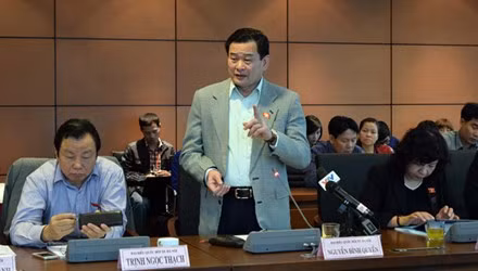 Đại biểu Nguyễn Đình Quyền phát biểu ý kiến.