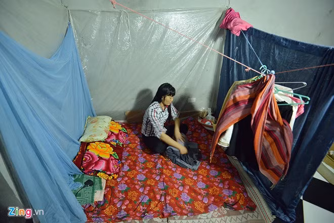 Căn lều được ghép tạm bởi những tấm bạt rộng 4 m2 là nơi ở, sinh hoạt của vợ chồng chị Thạch.