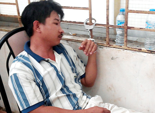 Theo lời khai của tên Sĩ, vào khoảng 18h10 ngày 4/11, y trở về nhà trong tình trạng say khướt do nhật nhẹt. Đặt lưng xuống giường khoảng 30 phút mà vẫn không ngủ được, Sĩ bắt cháu Hiếu phải tắt ti vi. Thay vì nghe lời cha dượng, cháu Hiếu không những không tắt mà còn liên tục chuyển kênh khiến Sĩ nổi trận lôi đình. Y đứng dậy nhấc bổng cháu Hiếu lên ném mạnh vào tường khiến phần đầu cháu bé đập mạnh vào ống nước. Tiếp đó, sau khi vớ được cây gậy bằng gỗ, y liền giáng xuống con riêng trận đòn như mưa vào người, tay, chân tới khi cháu bé bất tỉnh mới dừng tay.