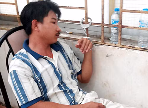 Theo lời khai của tên Sĩ, vào khoảng 18h10 ngày 4/11, y trở về nhà trong tình trạng say khướt do nhật nhẹt. Đặt lưng xuống giường khoảng 30 phút mà vẫn không ngủ được, Sĩ bắt cháu Hiếu phải tắt ti vi. Thay vì nghe lời cha dượng, cháu Hiếu không những không tắt mà còn liên tục chuyển kênh khiến Sĩ nổi trận lôi đình. Y đứng dậy nhấc bổng cháu Hiếu lên ném mạnh vào tường khiến phần đầu cháu bé đập mạnh vào ống nước. Tiếp đó, sau khi vớ được cây gậy bằng gỗ, y liền giáng xuống con riêng trận đòn như mưa vào người, tay, chân tới khi cháu bé bất tỉnh mới dừng tay.