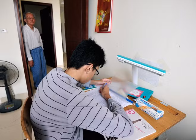 Ông Cung Văn Hóa luôn dạy cháu học với tiêu chí đi học trước tuổi và vẫn luôn là một đứa trẻ con. "Vì vậy không nên đặt cho cháu những yêu cầu quá cao, có thể gây chán nản", ông Hóa nói.