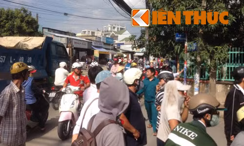 Khoảng 14h hôm nay (14/11), sau khi cự cãi với lực lượng công an phường Tăng Nhơn Phú B, đối tượng tên Long vung mã tấu chém bị thương 1 cán bộ công an và 1 người dân rồi chạy vào một căn nhà cố thủ.