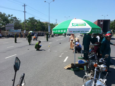 Chứng kiến cảnh tượng trên nhiều người đi đường hốt hoảng tri hô cho xe tải dừng lại. Tuy nhiên, chiếc xe tải tiếp tục chồm tới phía trước. Đúng lúc này, chị Oanh nhanh nhẹn lăn người vào lề đường nên chiếc xe tải lao tới chỉ cuốn xe máy vào gầm kéo lê nhiều mét, chị Oanh may mắn thoát chết. Một người đi đường cho biết, nếu như lúc đó chị Oanh phản ứng chậm vài giây thì không biết chuyện gì xảy ra.