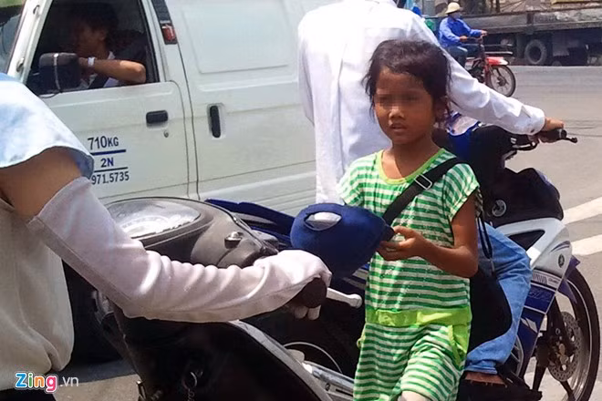 Trước đó, đầu năm 2014, tại ngã tư Giếng Nước (đường Bà Triệu - quốc lộ 22, huyện Hóc Môn), nhiều người đi đường không khỏi thương hại khi gần chục đứa trẻ từ 2-12 tuổi đen nhẻm, lầm lì đứng xin tiền giữa đường nắng rát. Trong khi đó các "mẹ mìn" chăn dắt bọn trẻ chọn chỗ mát mẻ chờ chúng mang tiền về. Được biết, tại khu vực này nhiều tháng nay không xuất hiện nhóm phụ nữ chăn dắt trẻ xịn tiền bởi lực lượng chức năng địa phương thường xuyên tuần tra.